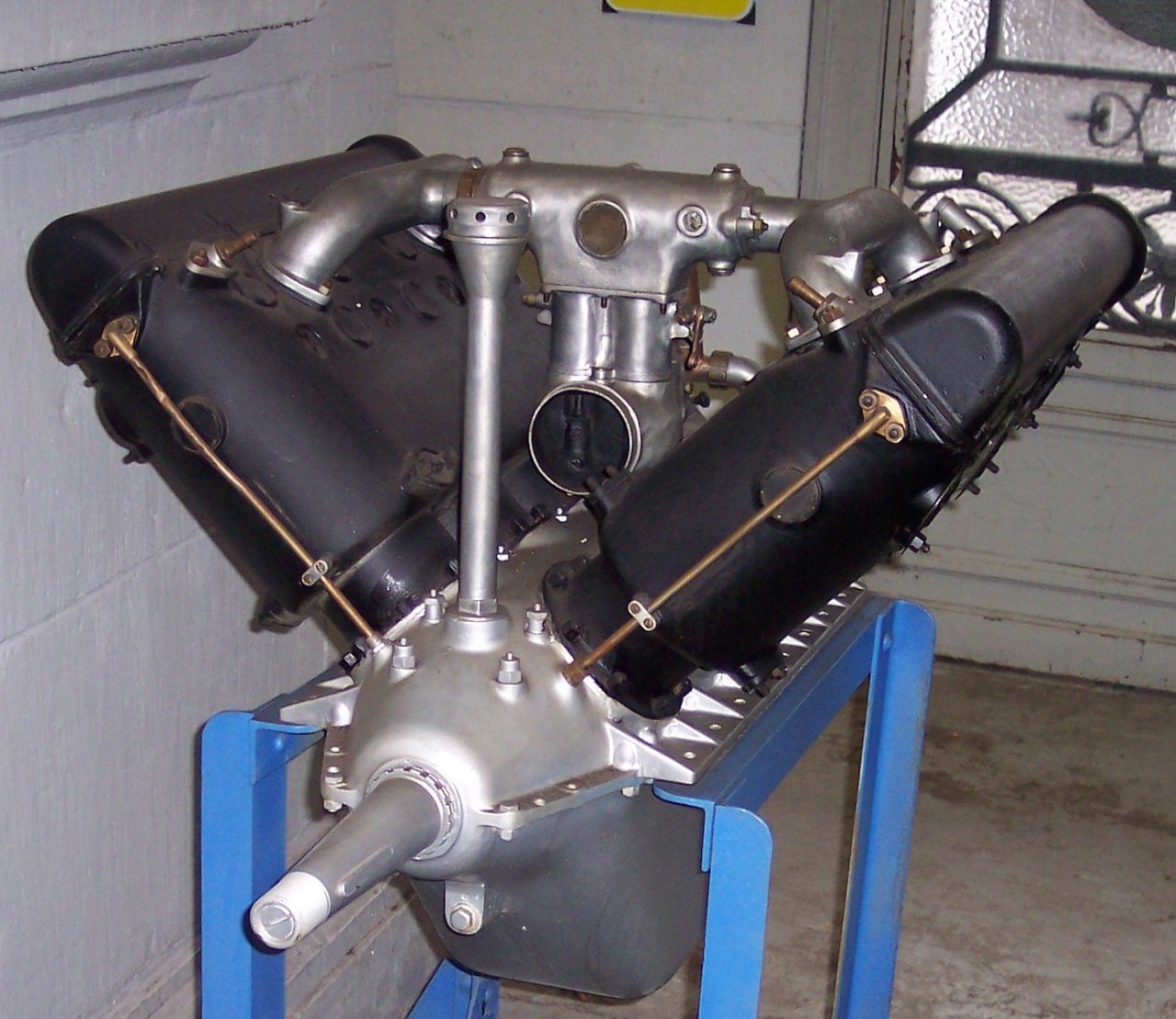 Letalski V8 motor, Birkigtov patent, prvi na svetu z ulitim aluminijastim blokom.