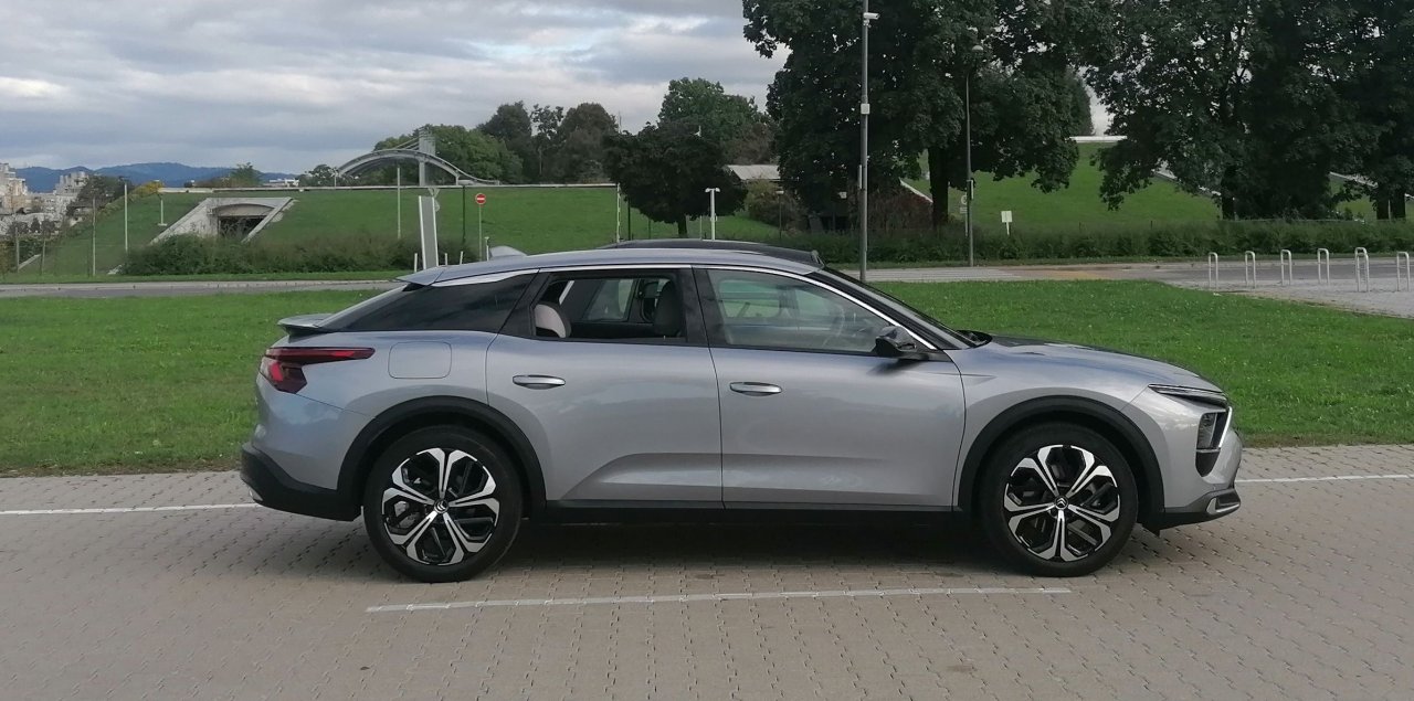 C5 X meri 4,81 metra in je največji Citroen na našem trgu. Na sliki vidite tudi najmanjšega, Ami je od C5 X vendarle višji za 2 centimetra.