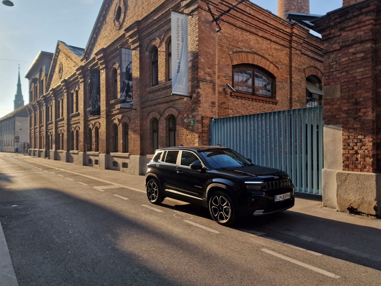 Prvi električni Jeep se na asfaltu dobro obnese