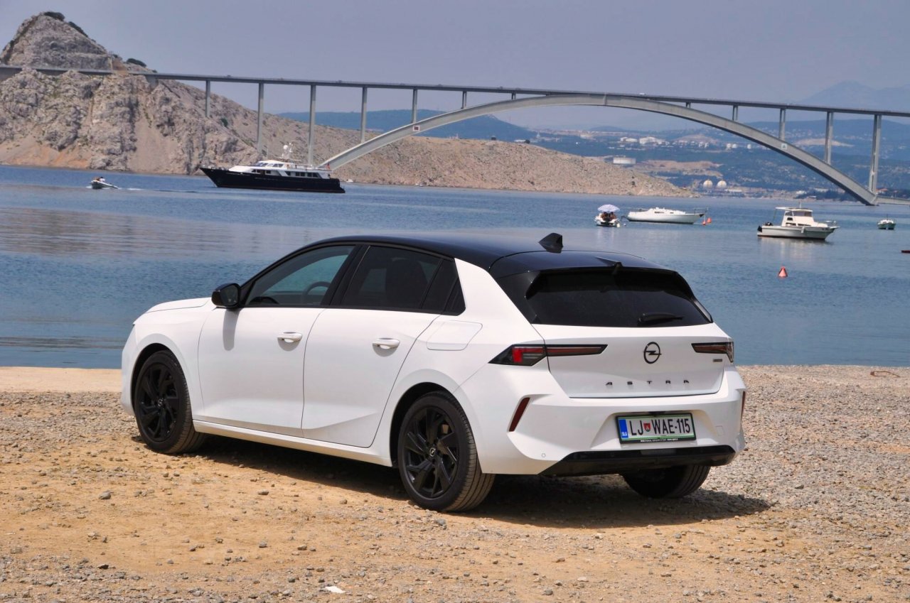 Astra z električnim dodatkom