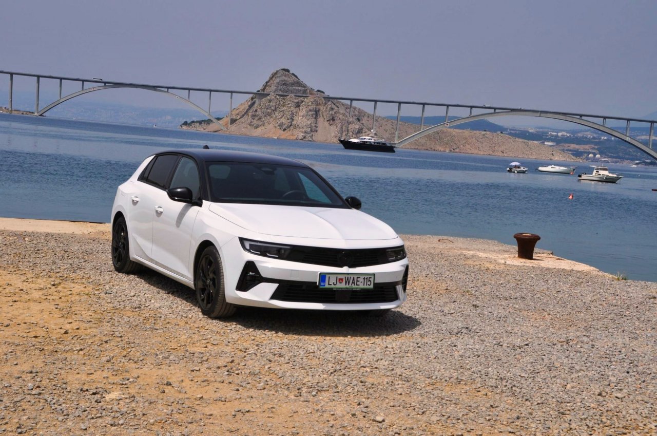 Astra z električnim dodatkom