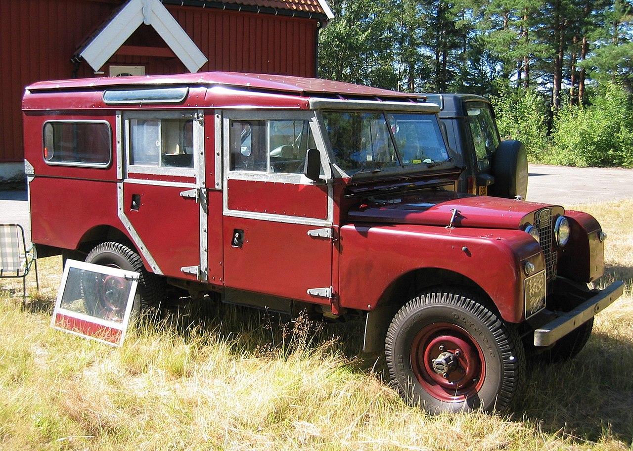 Serija I 107 karavan iz 1957 z zelo lepo vidnimi modularnimi nadgradnjami zadnjega dela.