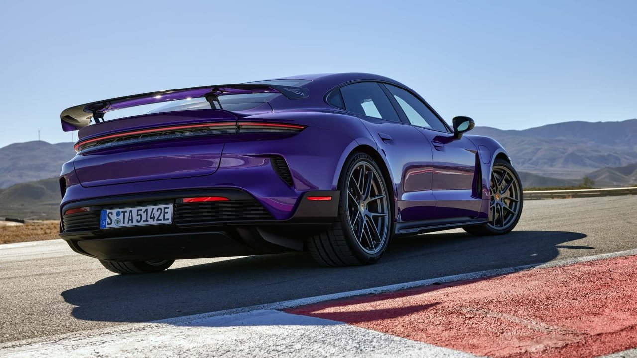 Najzmogljivejši serijski Porsche v vsej zgodovini Najzmogljivejši serijski Porsche v vsej zgodovini