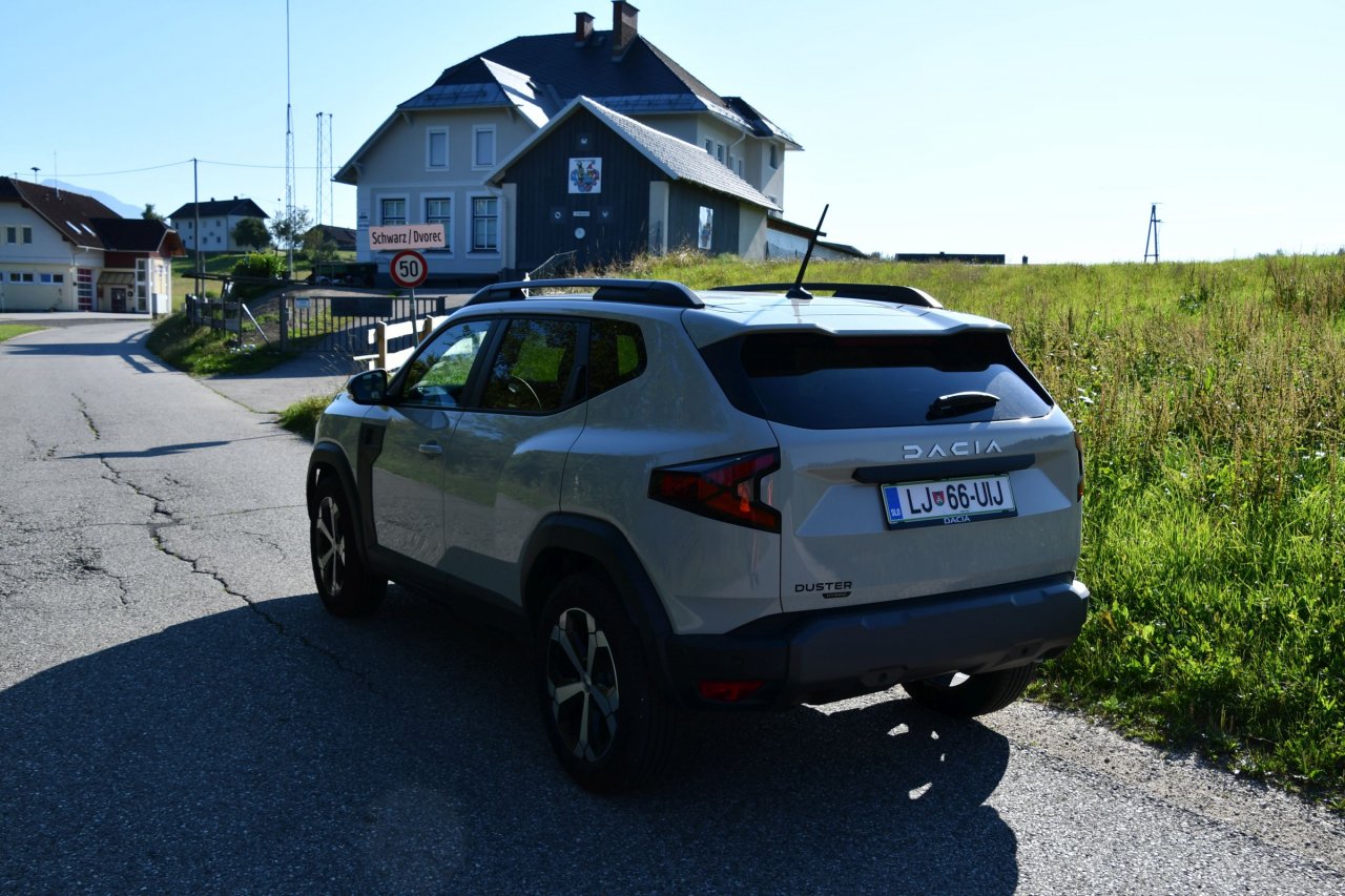 Dvorec (po sosedovo Schwarz), vasica posvečena meni in mojim avstrijskim prednikom. Tu je še en gasilski dom z dvorano, desno vaška mestna hiša in na sredi zadaj nekaj, kar bi lahko bilo dvorec. Tam naprej je tudi čisti avtohtoni avstrijsko koroški prepad.