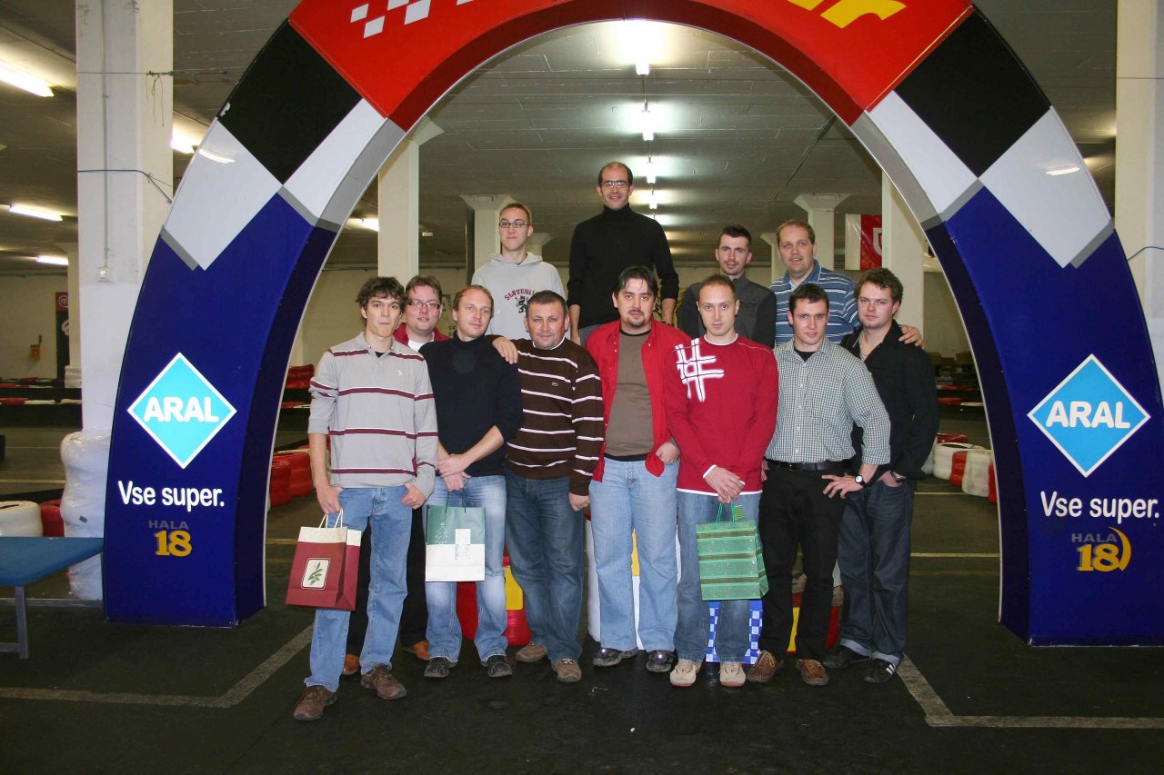 Še ena Šniclijada, 2007, vedno smo ali podirali keglje, vozili gokarte ali igrali bilijard. Na odru za zmagovalce - Hipi, GrP, Konig, Pirko. Spredaj - Dino, Omahen, Speedy, Newsman, Aichi, Košo, Dolenc in Miro. Fotkal je legendarni Videk :D