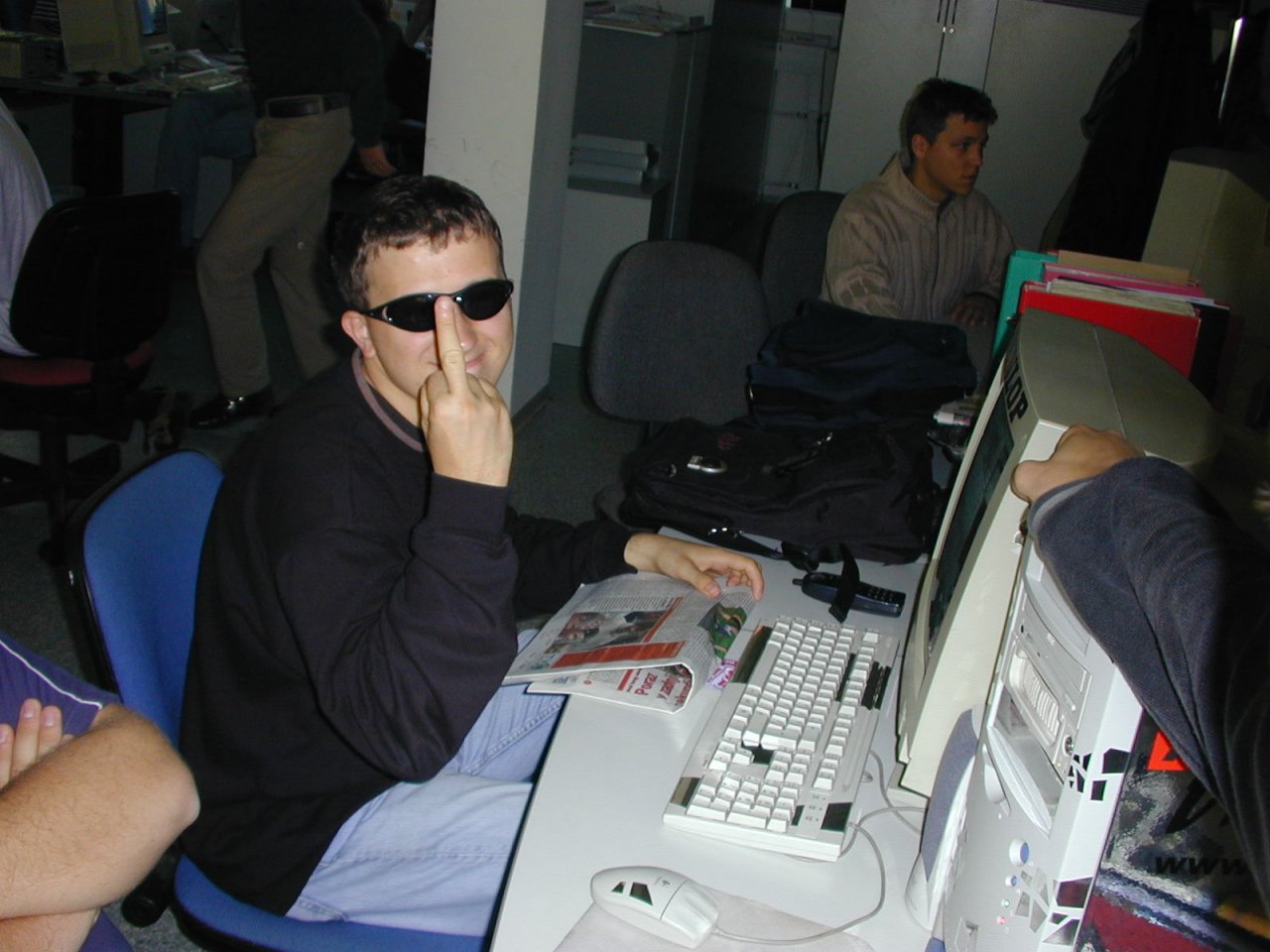 Mitja Reven izraža mnenje ob prebiranju nove številke prve generacije tiskane Avtomanije okoli 2001 v Črnučah na Salomonu. Bili smo novinarji, fotografi in oblikovalci v enem. Vsega smo se naučili sami.