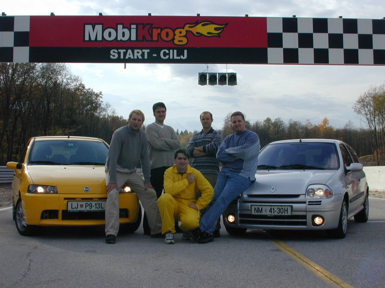 Prvi (primerjalni) test - ali bolje rečeno "hud video" avtomobilov pri nas. 2000 na Mobikrogu. V časih brez digitalnih nosilcev medijev in potem smo to konvertirali na nekem Jabolčniku in montirali - nastal je video Strup strasti. Na fotki je lik v rumenem Aichi, Clia tlači Pirko, ostali trije pa so zdravniki in takratni sodelavci in moji sošolci s faksa (Dottore je še zdaj seveda  znami), od leve proti desni: Dejan Recek (travmatolog, nekoč je pisal motorje), Jure Urbančič Dottore (ORL) in Simon Ralca (kirurg, Izola), ki je edini imel resno kamero, celo na firewire, se mi zdi.