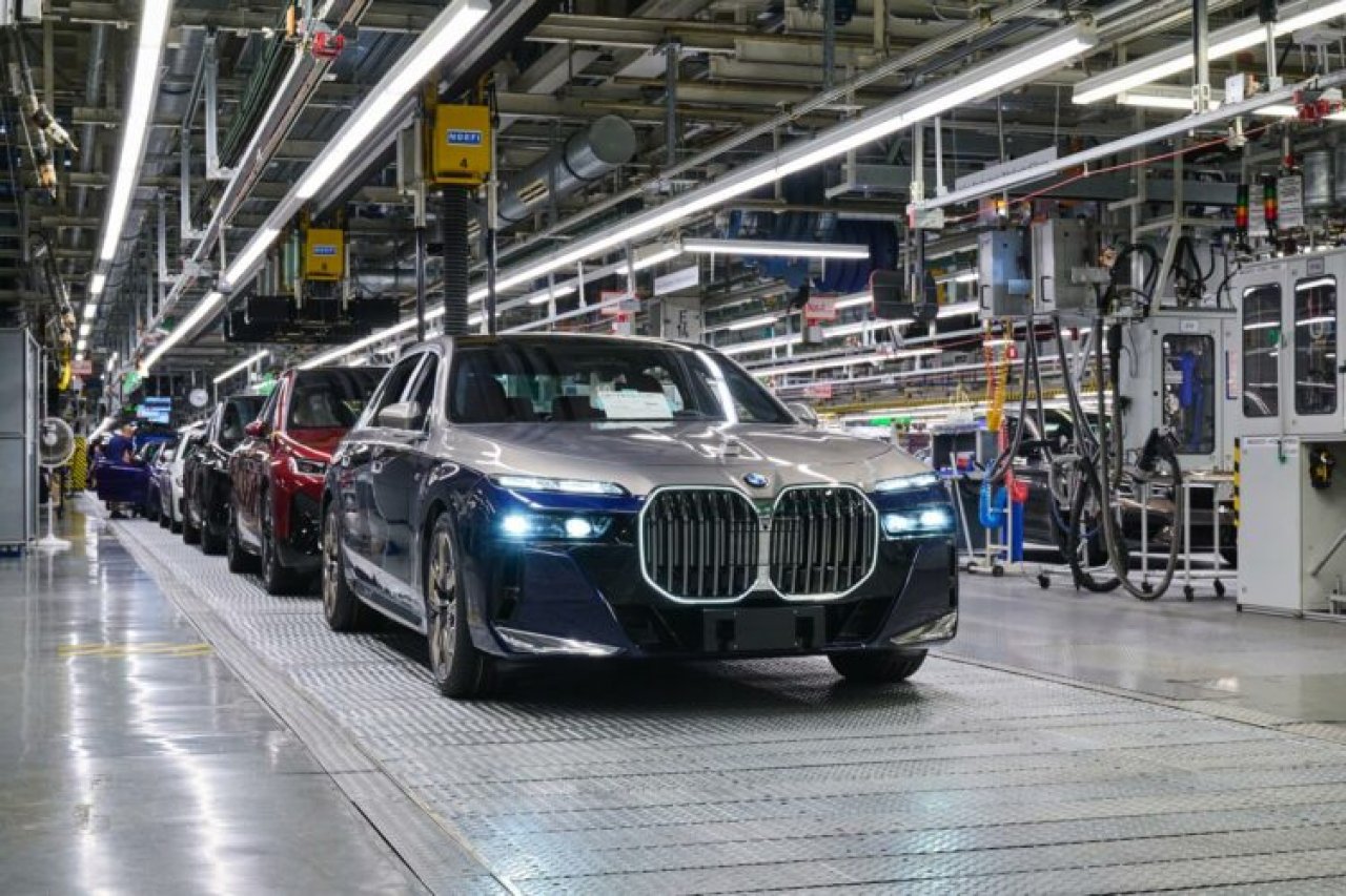 BMW začasno ustavil proizvodnjo v Dingolfingu BMW začasno ustavil proizvodnjo v Dingolfingu