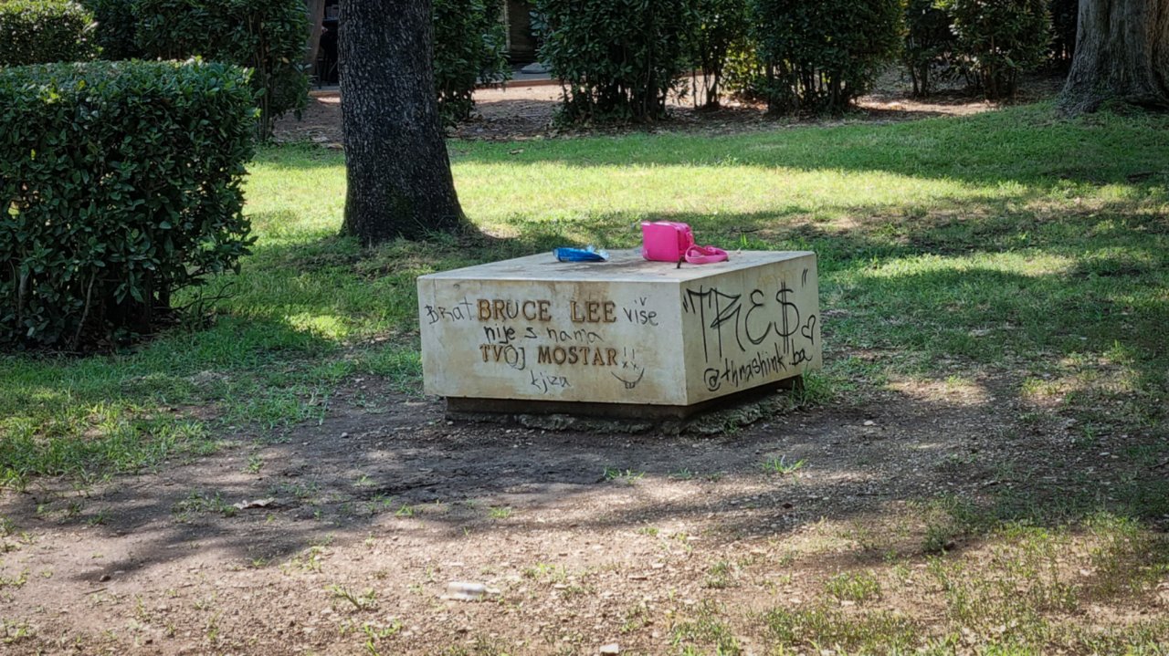 Podstavek (ne)sojenemu junaku Mostarja, ki so mu neznanci dodali hudomušen in pomenljiv dopis.