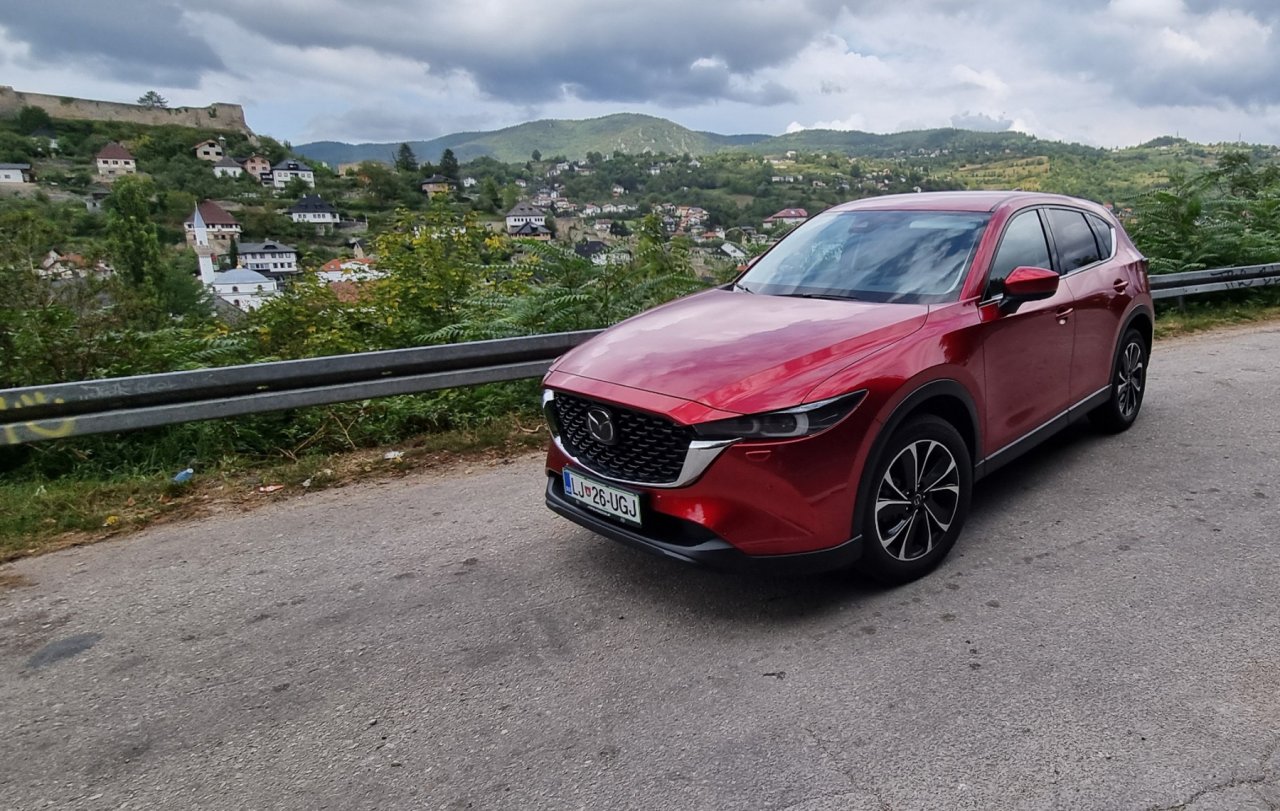 Mazda CX-5 na počivališču pred Jajcem, kjer se je rodila SFRJ.