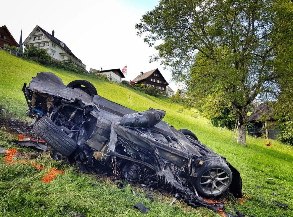 Tudi v The Grand Touru ni manjkalo nesreč, tako je Hammond na dirki v Švici po bregu zakotalil in uničil Rimacov Concept One, predhodnika Nevere.