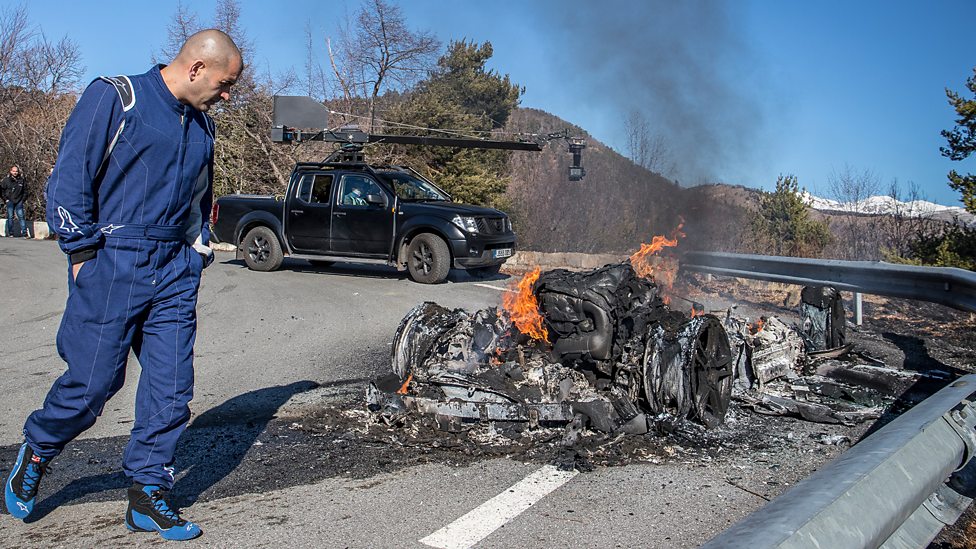 Chris Harris si ogleduje zogleneli Alpine A110, s katerim sta skupaj z Eddijem Jordanom nastopila na rallyju v Monte Carlu.