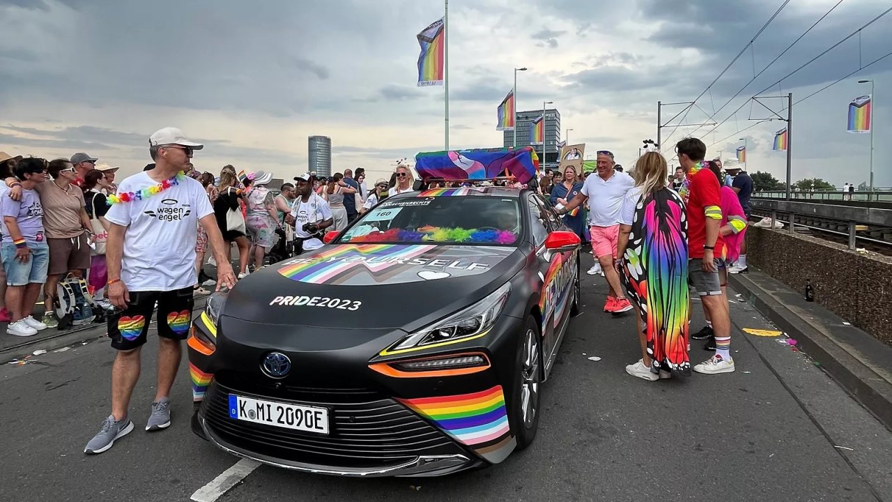 Konec podpore LGBTQ programom Konec podpore LGBTQ programom