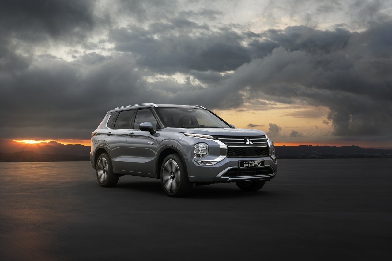 Priključno-hibridni SUV ostaja zvest svoji tradiciji Priključno-hibridni SUV ostaja zvest svoji tradiciji