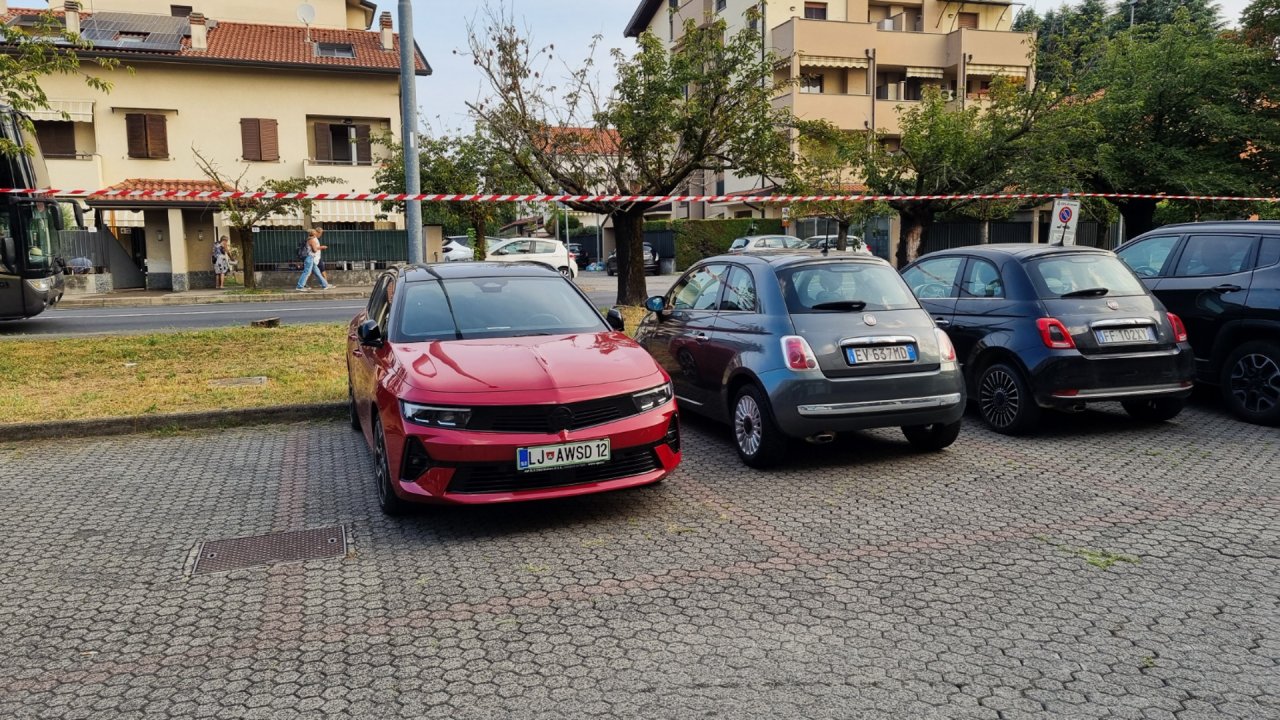 Na parkirišču pred medijskim centrom Autodroma Nazionale di Monza smo Astro Sports Tourer postavili ob bok domačim kompaktnim predstavnikom.