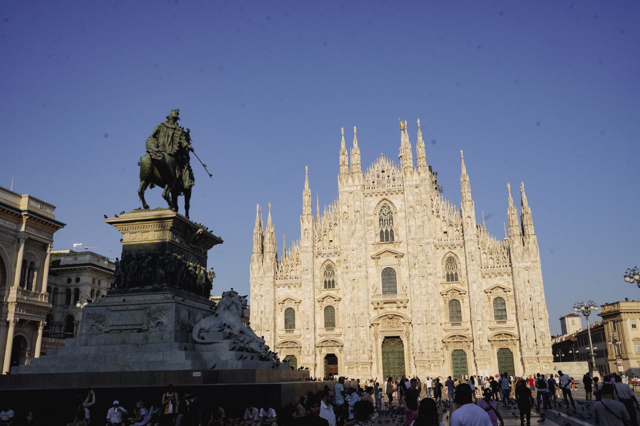 Duomo v Milanu, veličastna gotska katedrala, je eden najbolj prepoznavnih simbolov Italije. Zgrajena je iz belega marmorja, njena gradnja pa je trajala več stoletij. Impresivni zvonik in bogato okrašena fasada privlačita obiskovalce z vsega sveta, medtem ko notranjost skriva čudovite vitraže in verske zaklade. Na strehi se razprostira razgledna terasa, ki ponuja čudovit pogled na Milano.