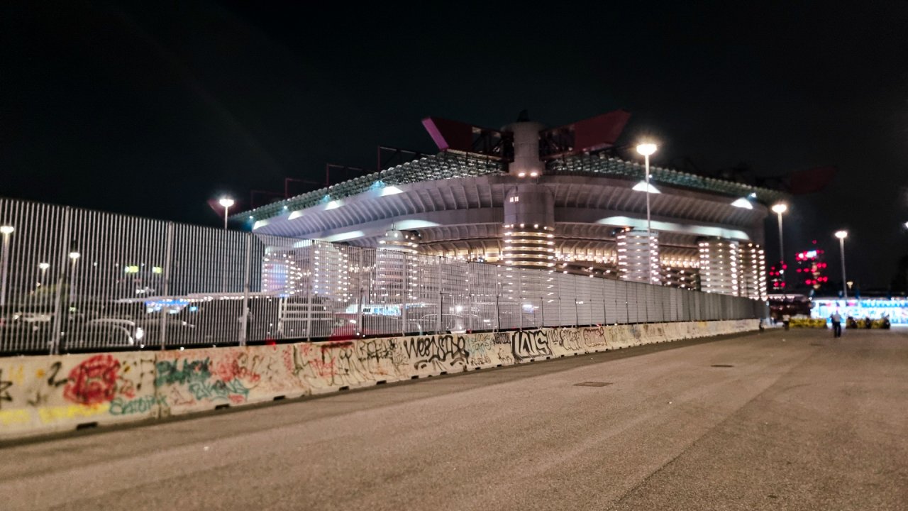 Eden od simbolov Milana je tudi kultni stadion San Siro, domovanje obeh milanskih klubov, AC Milana in Interja. 