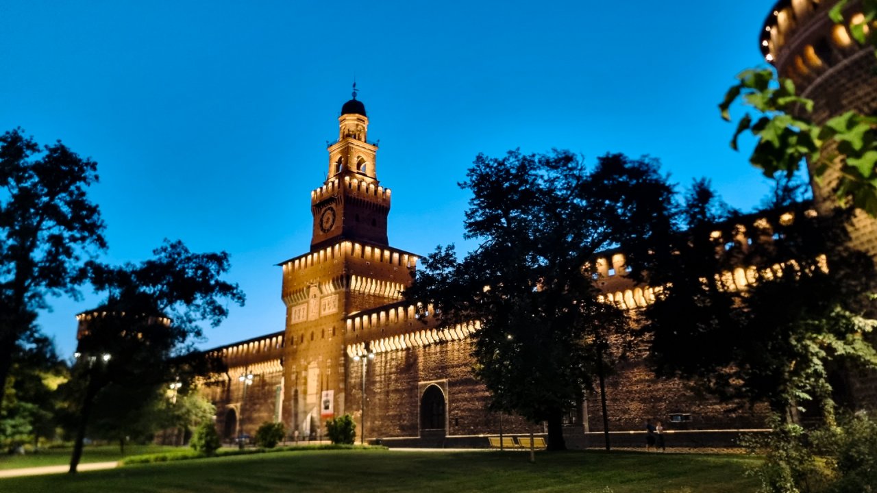 Castello Sforzesco, renesančni grad v Milanu, zgrajen v 15. stoletju pod vodstvom Francesca Sforze, je bil nekoč rezidenca milanskih vojvod. Danes je muzej in kulturni center, kjer hranijo dragocene umetnine, vključno z deli Michelangela. Grajski stolpi in obzidje pričajo o bogati zgodovini in arhitekturni dediščini.