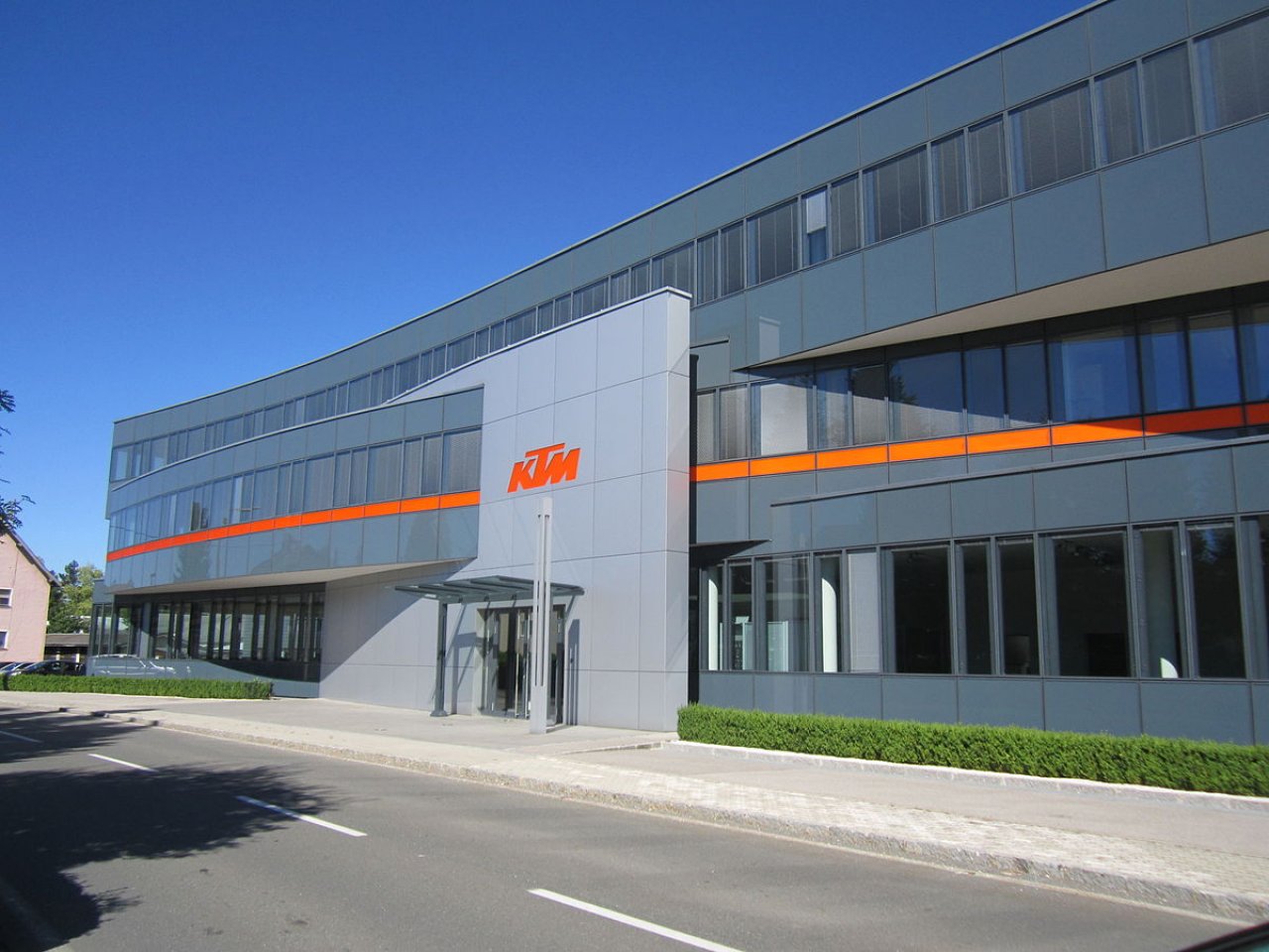 KTM v hudih težavah