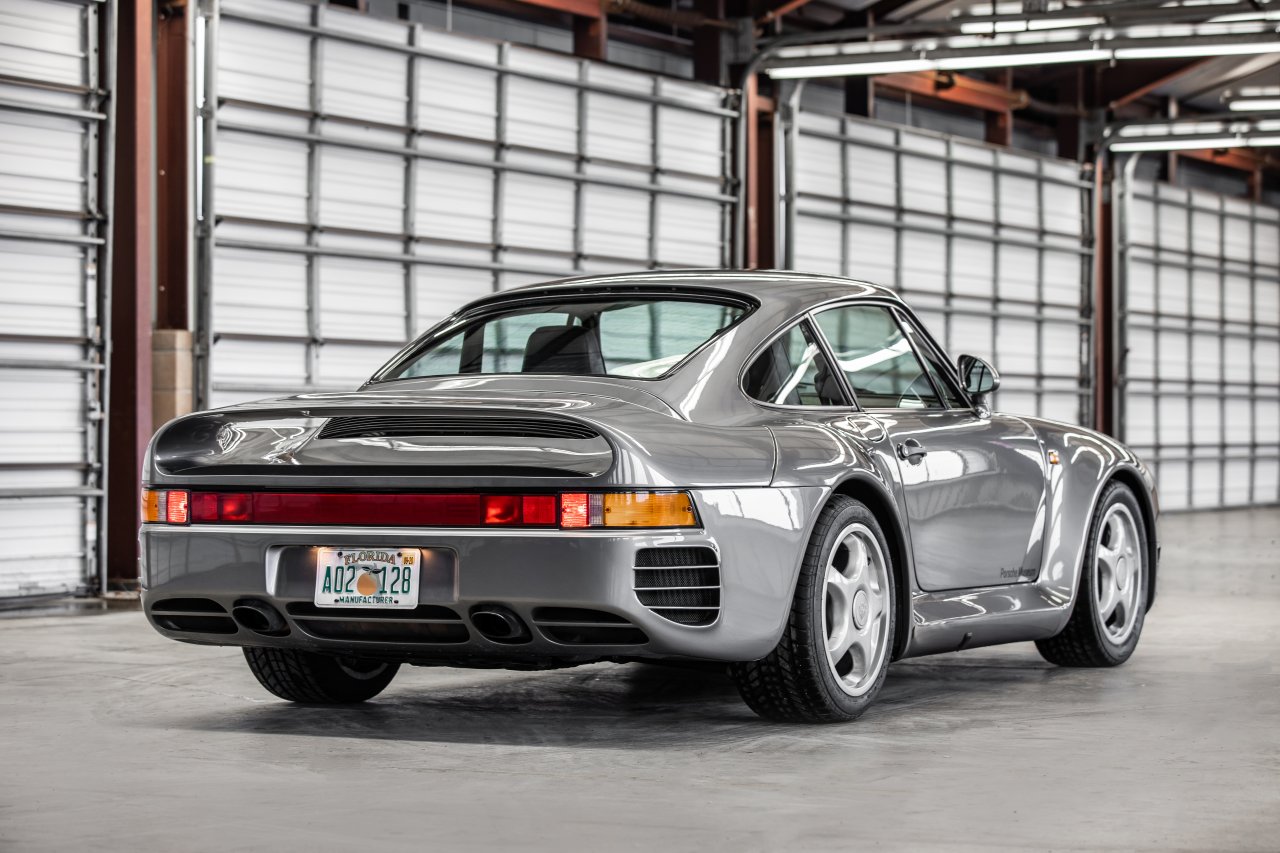 Za Porsche 959 danes ne moremo reči, da je ravno lepotec, nenavadni zadek pa je bil zasnovan čisto v maniri osemdesetih.