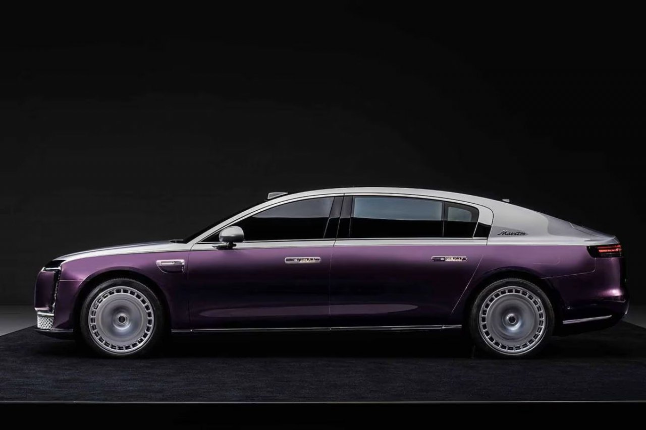 Telefonski pogled na Maybacha in Rolls-Roycea Telefonski pogled na Maybacha in Rolls-Roycea