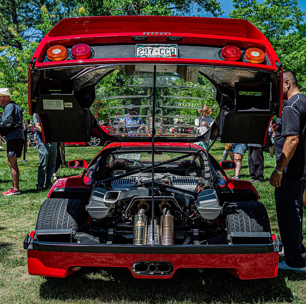 Na zelo lahki cevasti osnovi je bil obešen karbon, v sredini zadaj pa je mlel twin turbo V8. 