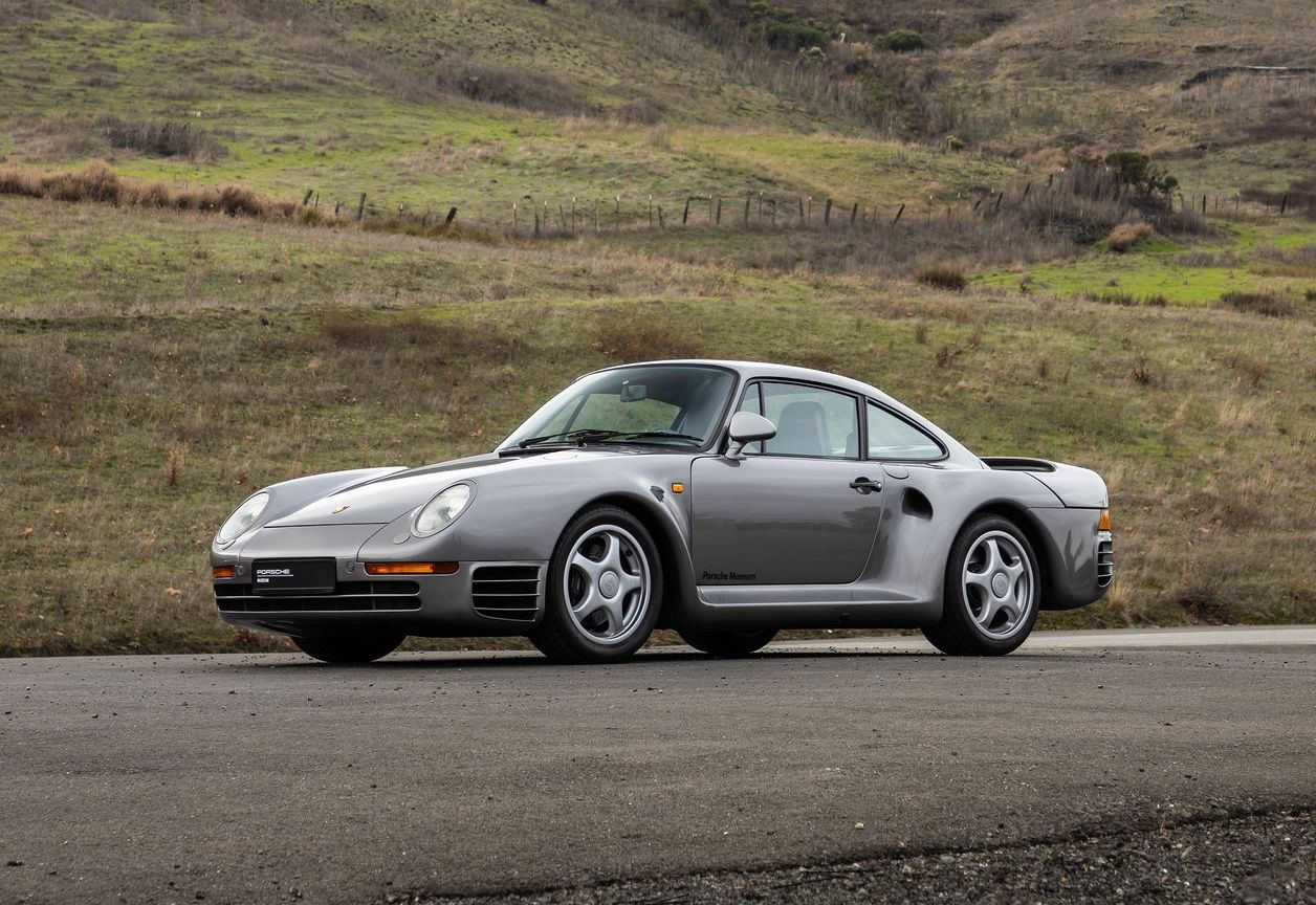 Z rito ovešeni Porsche 911 z oznako 959, doma iz Stuttgarta je bil glavni rival F40 iz tega obdobja in v vseh pogledih boljši avto, ampak... F40 je lepši.