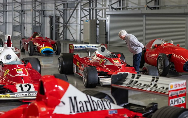 Bernie Ecclestone prodaja svojo zbirko legendarnih dirkalnikov Bernie Ecclestone prodaja svojo zbirko legendarnih dirkalnikov