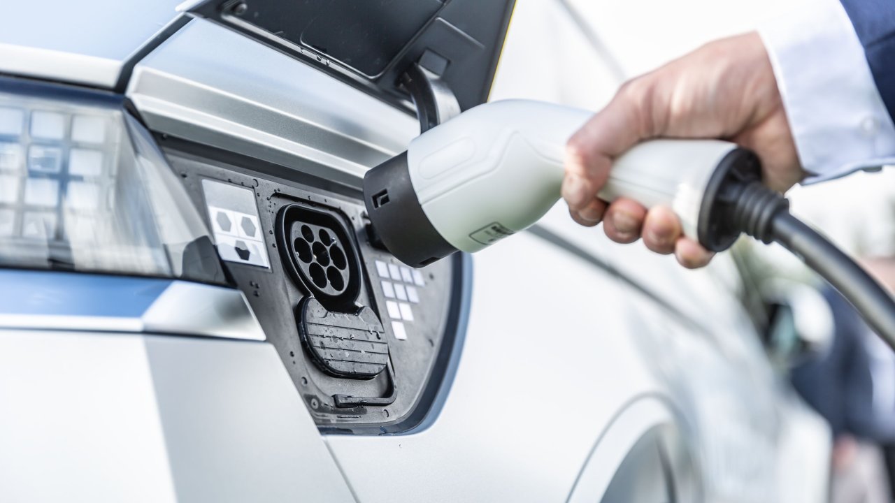 Tretjina voznikov električnih avtomobilov se želi vrniki k bencinu ali dizlu