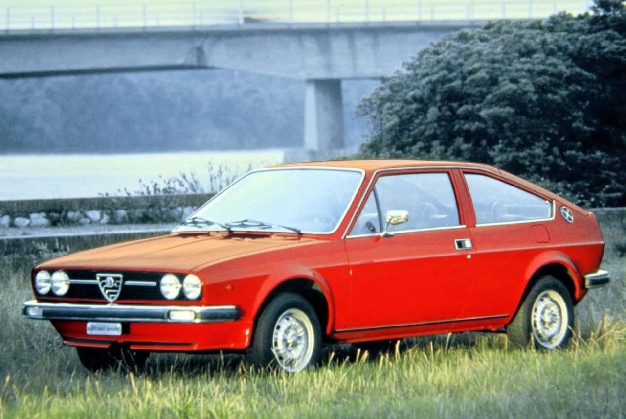 Alfasud Sprint kot neposredna primerjava s Sciroccom, (čeprav je bila Alfa 20 centimetrov daljša) nenazadnje tudi zato, ker imata oba istega oblikovalskega očeta. 