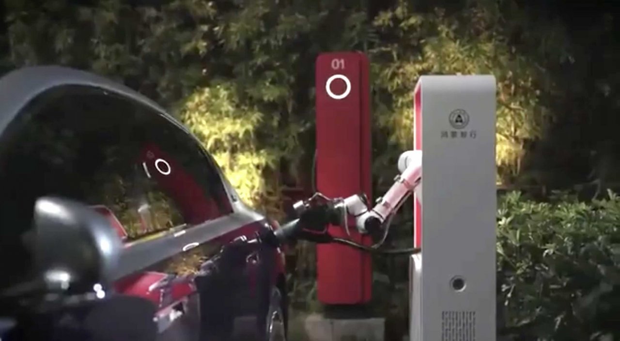 Avtomatsko polnjenje električnega avtomobila bo realnost že v bližnji prihodnosti Avtomatsko polnjenje električnega avtomobila bo realnost že v bližnji prihodnosti
