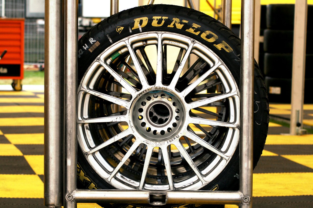 Dunlop v celoti v japonske roke Dunlop v celoti v japonske roke