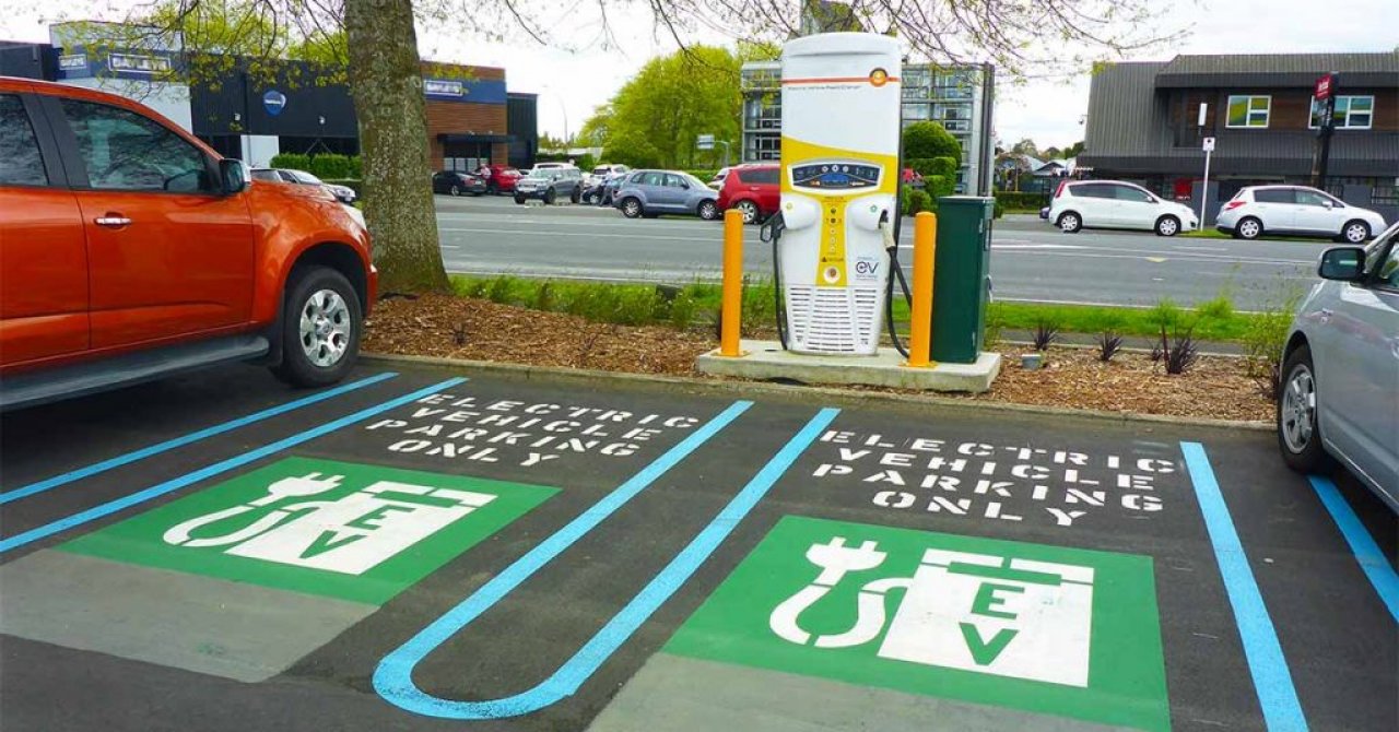 Z lažnim adapterjem parkiral na električni polnilnici Z lažnim adapterjem parkiral na električni polnilnici