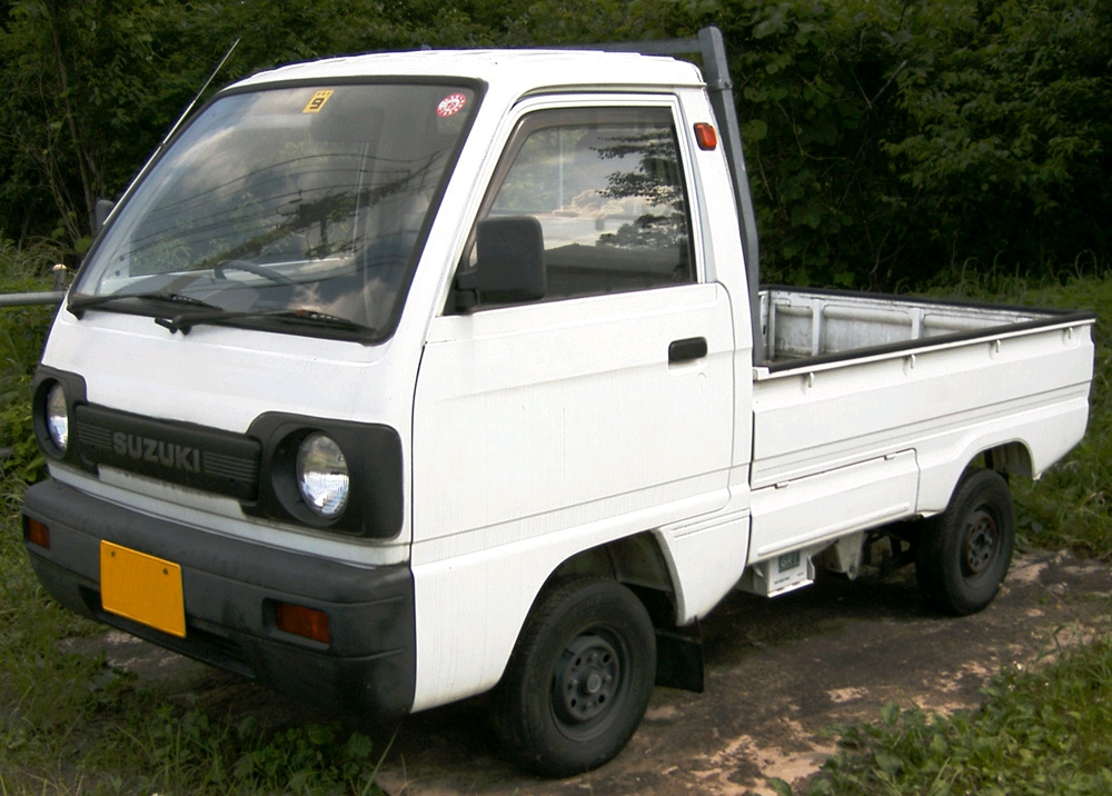 Japonski "kei" poltovornjaki. V resnici so še manjši kot so videti.