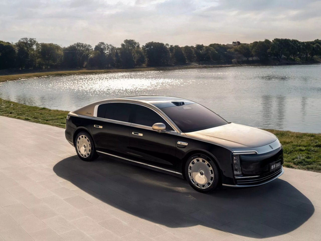 Huawei želi tekmovati tudi z Rolls-Royceom Huawei želi tekmovati tudi z Rolls-Royceom