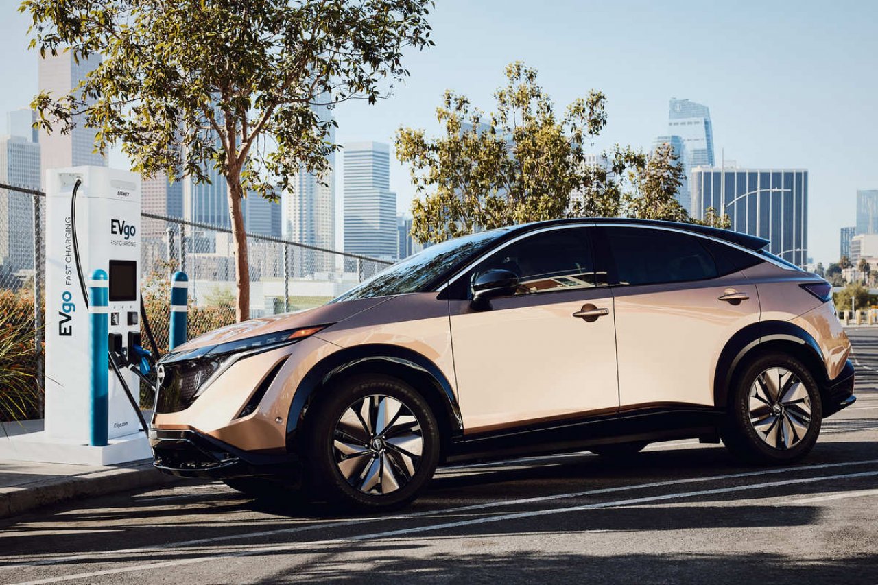 Japonci želijo Nissan povezati s Teslo