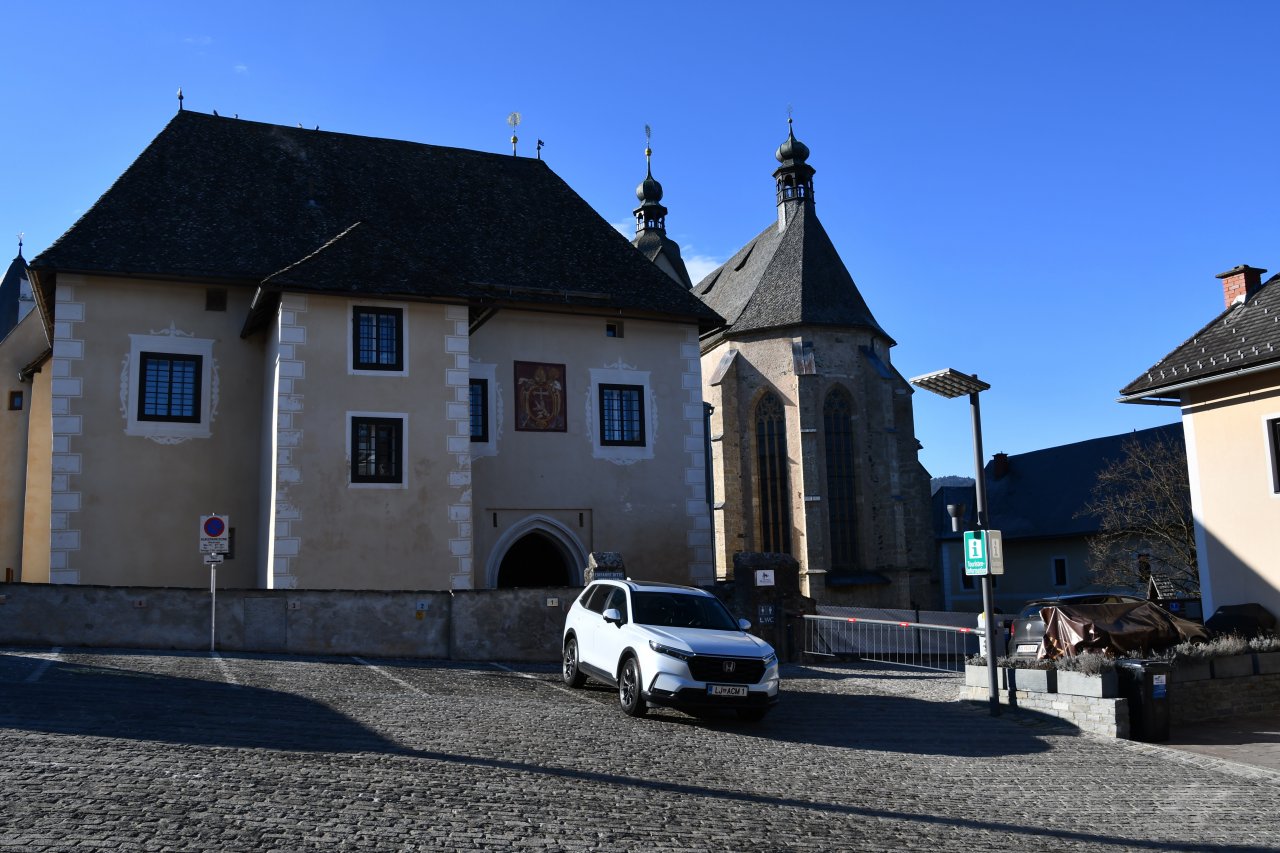 Gospa Sveta, romarsko središče, je na januarsko nedeljo mesto duhov. Vse zaprto, nikjer nikogar, je pa kraj, ki je dal ime Gosposvetskemu polju, tudi del pokristjanjevanja slovenstva. 