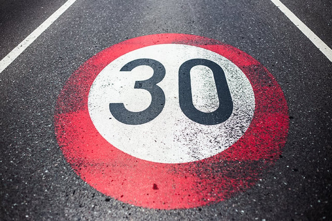 EU spodbuja splošno omejitev 30 km/h v mestih EU spodbuja splošno omejitev 30 km/h v mestih