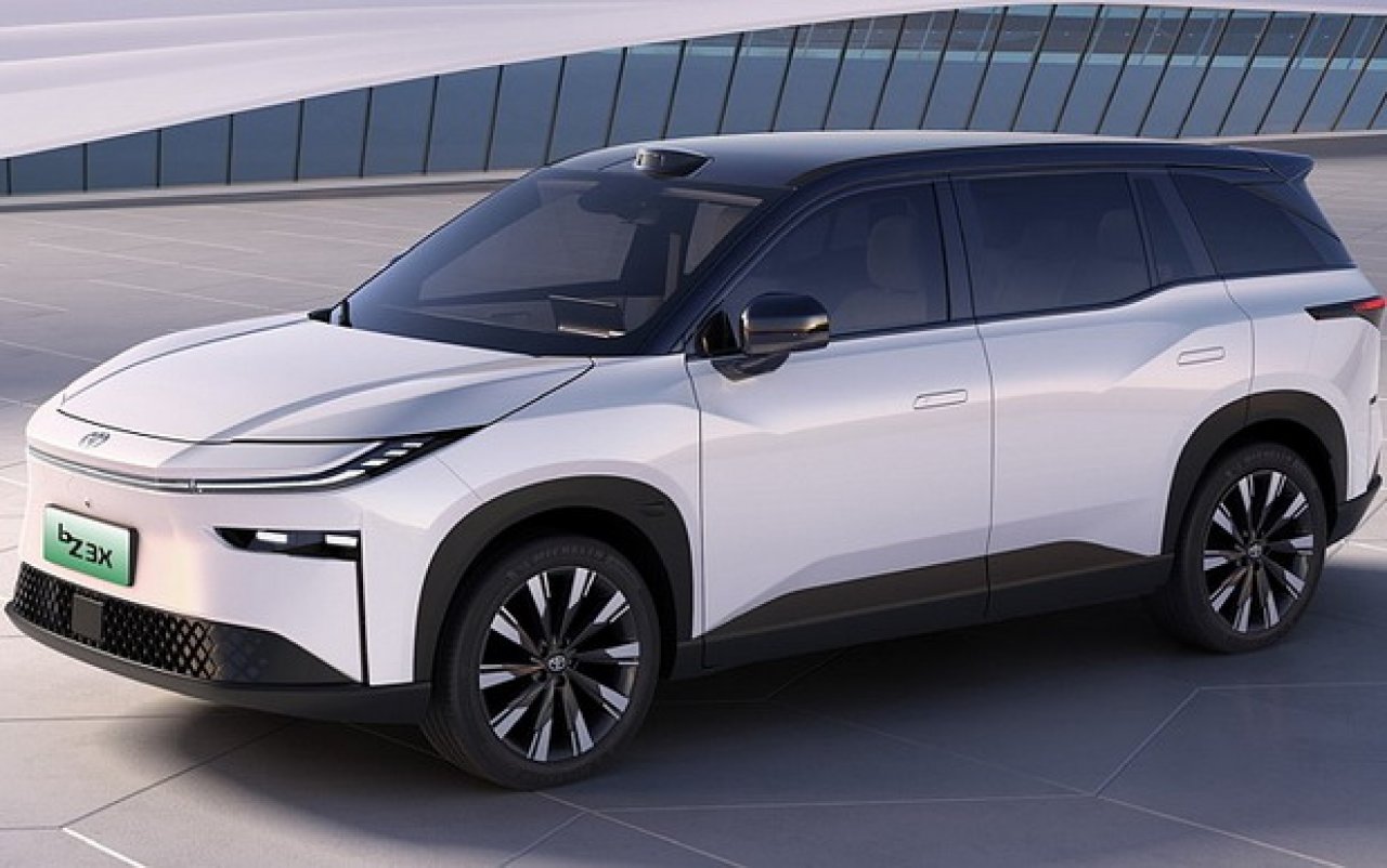 Kitajci razgrabili novo električno Toyoto za smešno nizko ceno