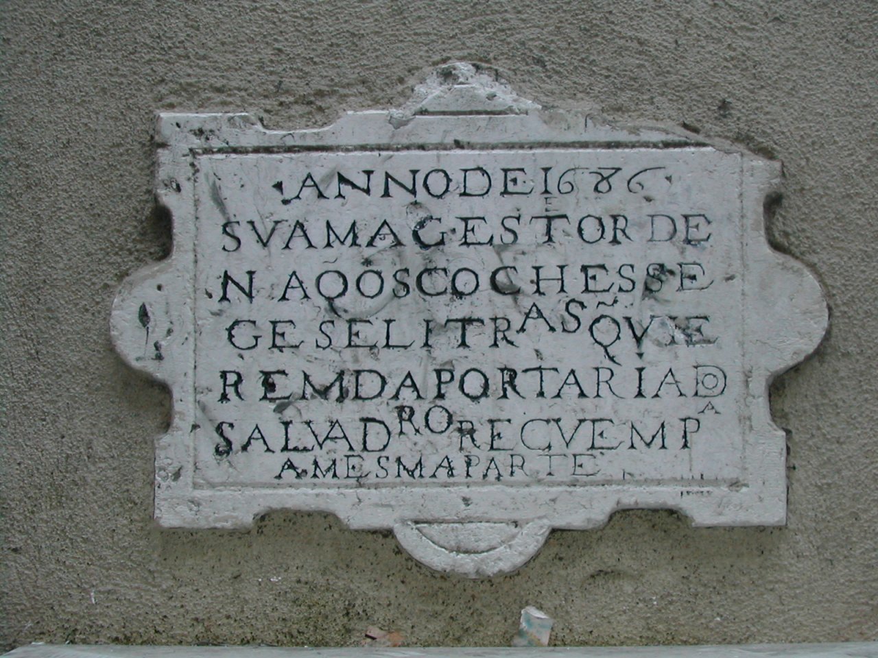 Prometni znak iz 17. stoletja na ulici Salvador v Lizboni, Portugalska, ki določa, katera smer ima prednost na ozkem prehodu. "Leto 1686. Njegovo veličanstvo ukazuje vsem kočijam, vozovom in nosilnicam, ki prihajajo z vhoda Salvador, naj se umaknejo na stran.