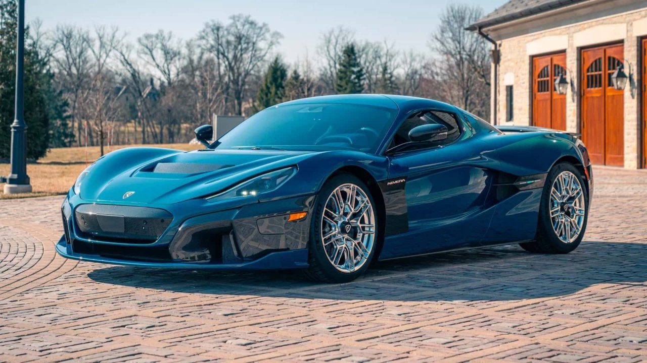 Prodaja se Nevera, ki jo je v ZDA dostavil Mate Rimac osebno Prodaja se Nevera, ki jo je v ZDA dostavil Mate Rimac osebno