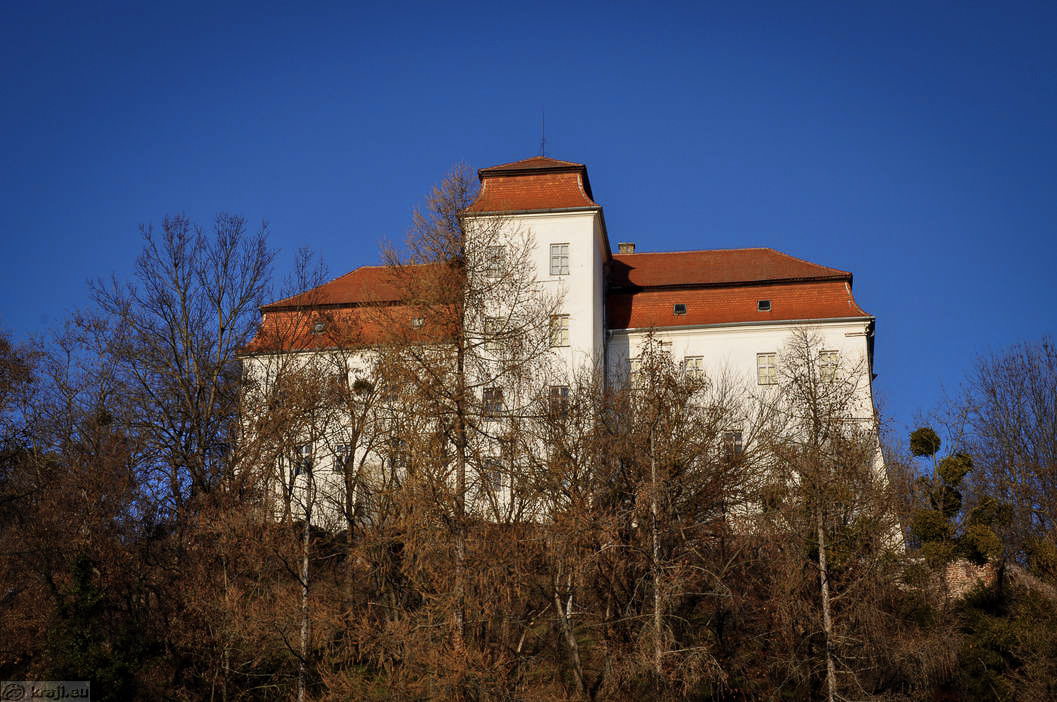 V lendavskem gradu je na ogled več stalnih razstav domačih in tujih umetnikov.