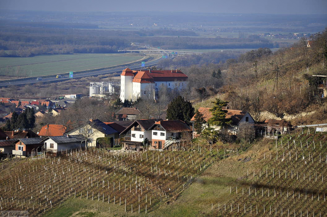Z lendavskih goric se odpira lep pogled na lendavski grad.