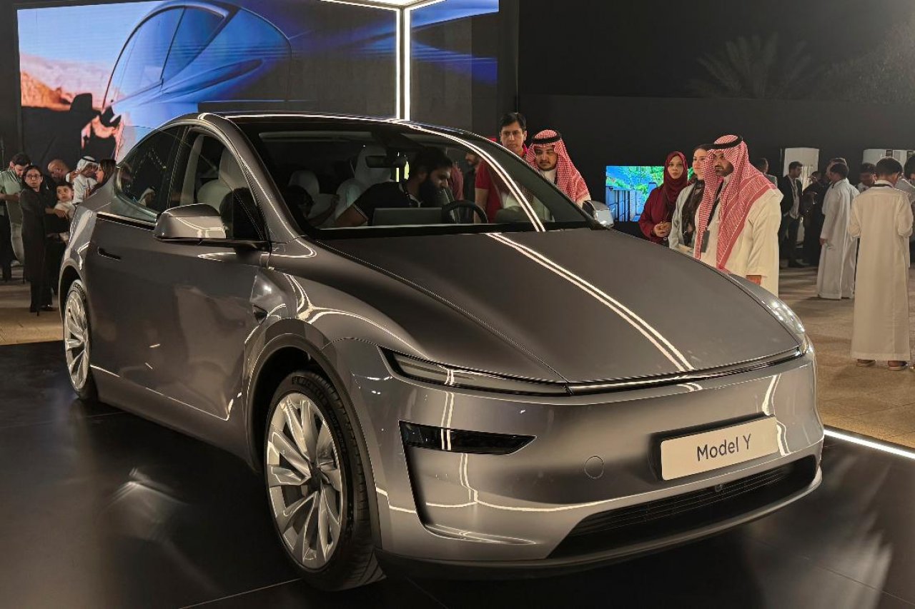 Tesla odprla salon v državi z najcenejšim bencinom Tesla odprla salon v državi z najcenejšim bencinom
