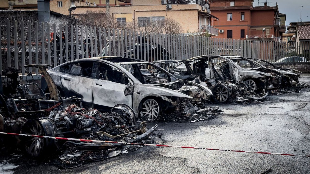 V požaru pri sosedih uničeno večje število vozil Tesla V požaru pri sosedih uničeno večje število vozil Tesla