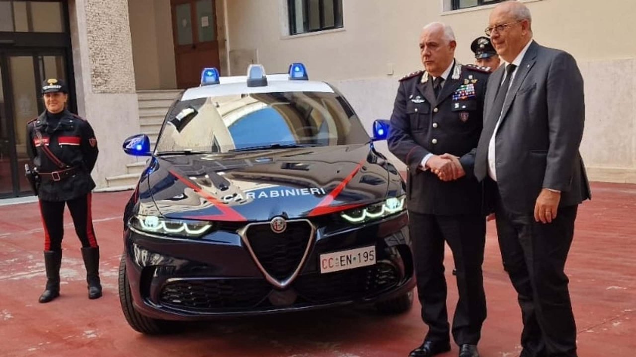 Karabinjerji: Alfa Romeo Tonale ni varen za naše naloge Karabinjerji: Alfa Romeo Tonale ni varen za naše naloge