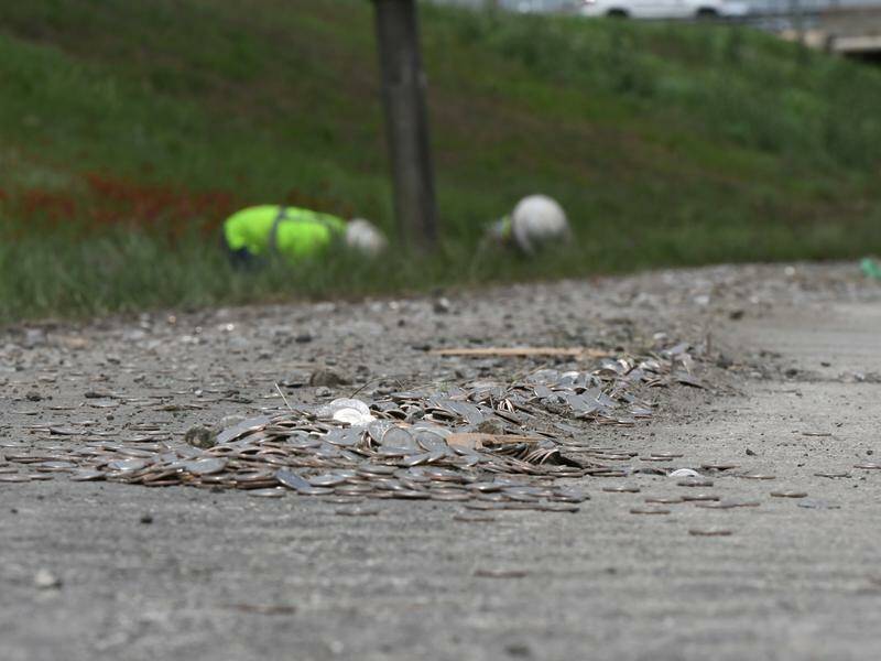 Nenavadna nesreča: morje kovancev preplavilo avtocesto Nenavadna nesreča: morje kovancev preplavilo avtocesto