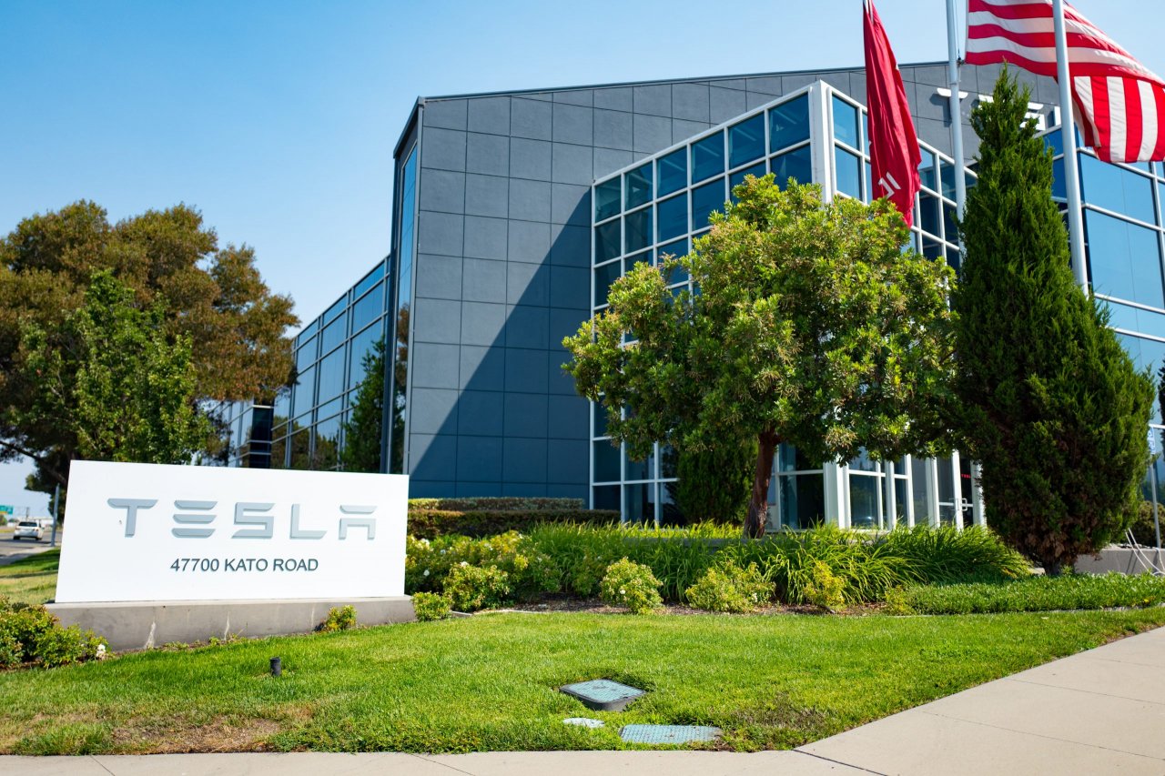 Tesla začasno ustavila proizvodnjo v Austinu Tesla začasno ustavila proizvodnjo v Austinu