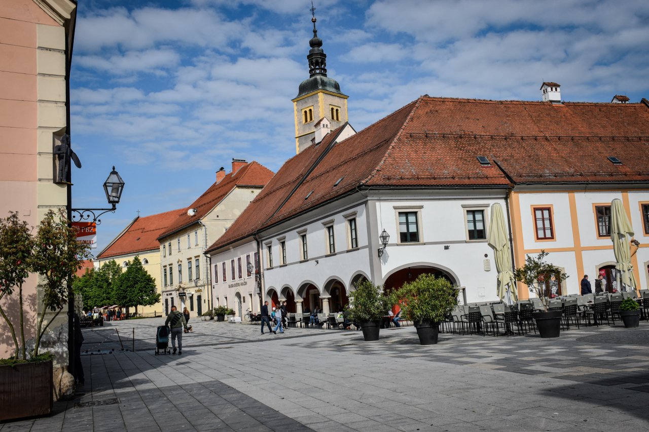 Središče Varaždina ponuja številne kotičke, kjer je mogoče spiti dobro kavo in spremljati utrip mesta. Veliko je poznobaročnih stavb, ki dajejo temu mestu, ki šteje 40 tisoč prebivalcev, poseben šarm.