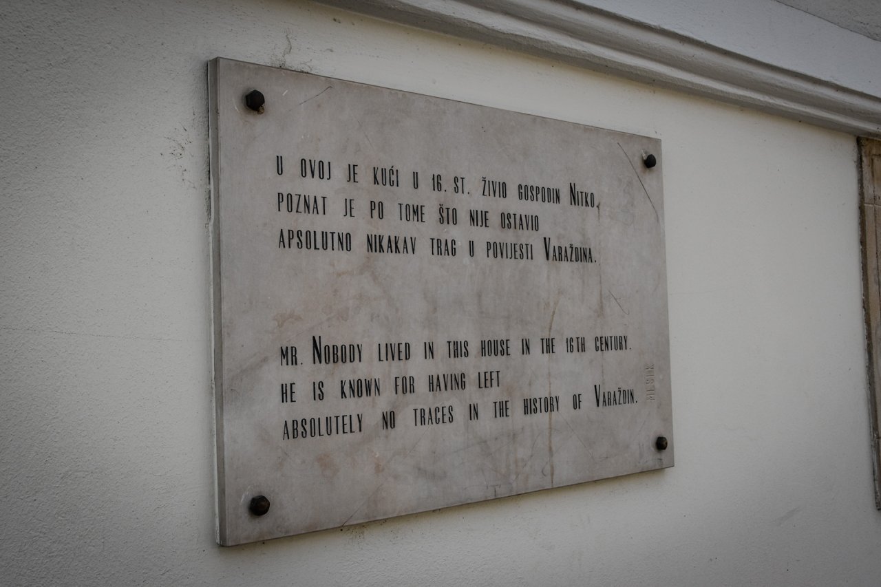 Nadvse zanimivo spominsko obeležje na steni ene izmed varaždinskih mestnih hiš.